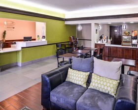 Econo Lodge Inn & Suites