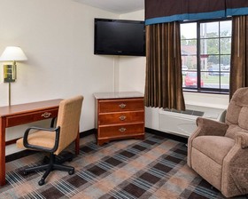 Econo Lodge Inn & Suites