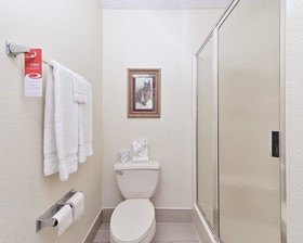 Econo Lodge Inn & Suites