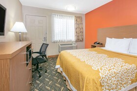 Days Inn & Suites by Wyndham Arlington Near Six Flags