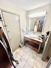 Days Inn & Suites by Wyndham Arlington Near Six Flags