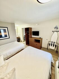 Days Inn & Suites by Wyndham Arlington Near Six Flags