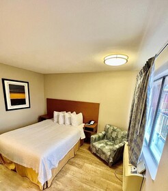 Days Inn & Suites by Wyndham Arlington Near Six Flags