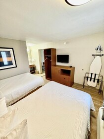 Days Inn & Suites by Wyndham Arlington Near Six Flags
