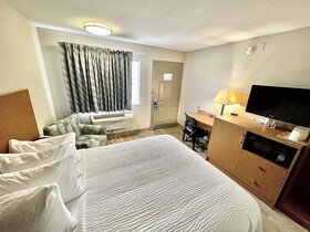 Days Inn & Suites by Wyndham Arlington Near Six Flags