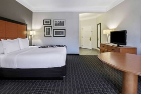 La Quinta Inn & Suites by Wyndham Dallas Arlington South