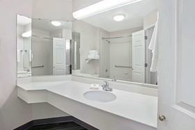 La Quinta Inn & Suites by Wyndham Dallas Arlington South