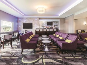 La Quinta Inn & Suites by Wyndham Arlington North 6 Flags Dr
