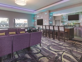 La Quinta Inn & Suites by Wyndham Arlington North 6 Flags Dr