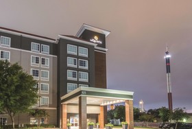 La Quinta Inn & Suites by Wyndham Arlington North 6 Flags Dr
