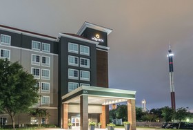 La Quinta Inn & Suites by Wyndham Arlington North 6 Flags Dr