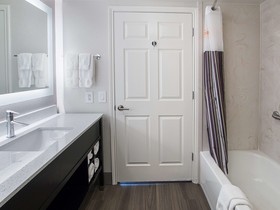 La Quinta Inn & Suites by Wyndham Arlington North 6 Flags Dr
