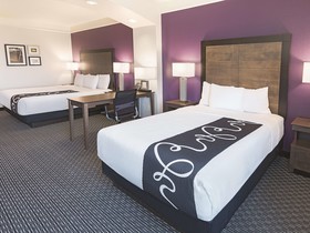 La Quinta Inn & Suites by Wyndham Arlington North 6 Flags Dr