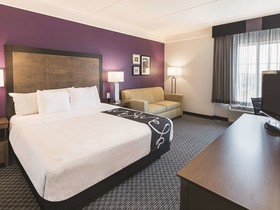 La Quinta Inn & Suites by Wyndham Arlington North 6 Flags Dr