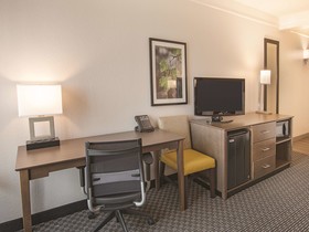 La Quinta Inn & Suites by Wyndham Arlington North 6 Flags Dr