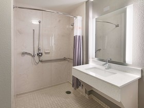 La Quinta Inn & Suites by Wyndham Arlington North 6 Flags Dr