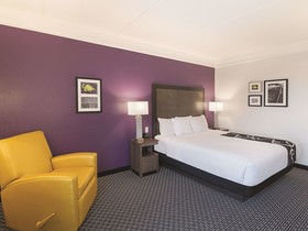 La Quinta Inn & Suites by Wyndham Arlington North 6 Flags Dr