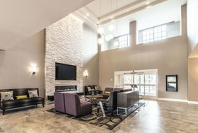 La Quinta Inn & Suites by Wyndham Arlington North 6 Flags Dr
