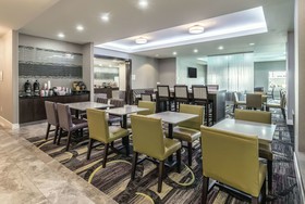 La Quinta Inn & Suites by Wyndham Arlington North 6 Flags Dr