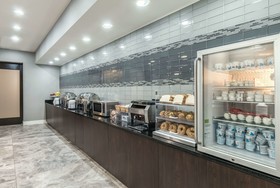 La Quinta Inn & Suites by Wyndham Arlington North 6 Flags Dr
