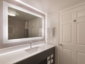 La Quinta Inn & Suites by Wyndham Arlington North 6 Flags Dr