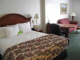 La Quinta Inn & Suites by Wyndham Arlington North 6 Flags Dr