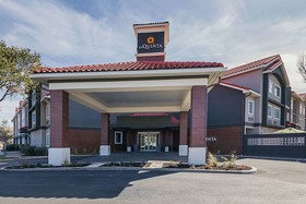 La Quinta Inn & Suites by Wyndham Austin Near The Domain