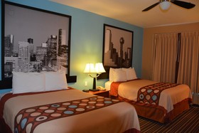 Super 8 by Wyndham Austin/Airport South