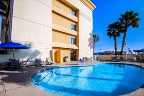 La Quinta Inn & Suites by Wyndham Houston Baytown East