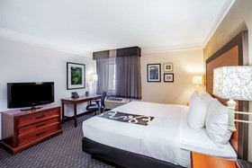 La Quinta Inn & Suites by Wyndham Houston Baytown East