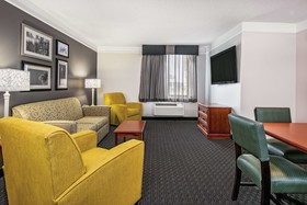 La Quinta Inn & Suites by Wyndham Houston Baytown East