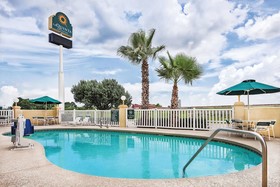 La Quinta Inn & Suites by Wyndham Houston Baytown East