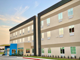 Days Inn & Suites by Wyndham Beaumont West / I-10 & Walden