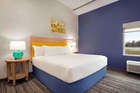 Days Inn & Suites by Wyndham Beaumont West / I-10 & Walden