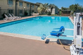Super 8 by Wyndham Beaumont