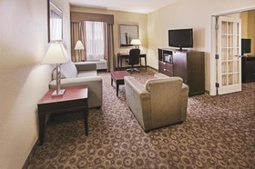 La Quinta Inn & Suites by Wyndham DFW Airport West - Bedford