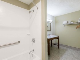 Days Inn & Suites by Wyndham Big Spring