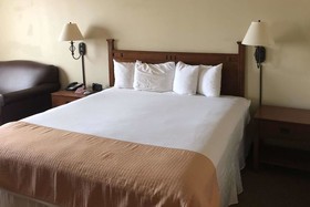 Econo Lodge Inn & Suites