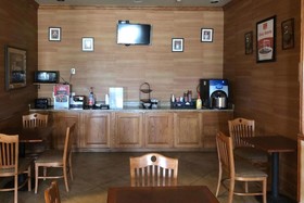 Econo Lodge Inn & Suites
