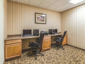 La Quinta Inn & Suites by Wyndham Bridgeport