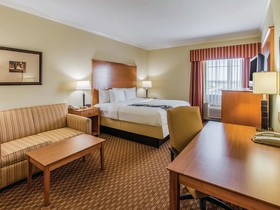 La Quinta Inn & Suites by Wyndham Bridgeport