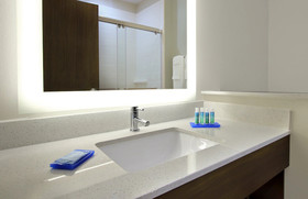 Holiday Inn Express & Suites Brookshire - Katy Freeway