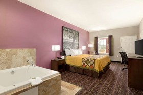 Super 8 by Wyndham Carrizo Springs