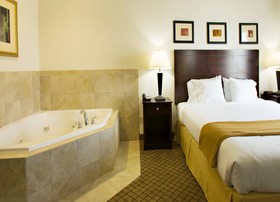 Holiday Inn Express Hotel & Suites Childress