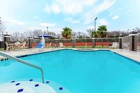 La Quinta Inn & Suites by Wyndham Cleburne