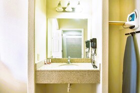 OYO Townhouse Clute Lake Jackson