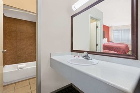 Days Inn by Wyndham College Station University Drive