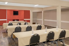 Days Inn by Wyndham College Station University Drive