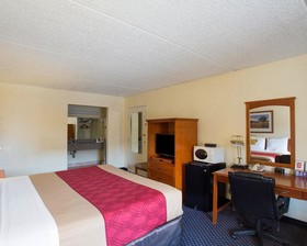 Days Inn by Wyndham College Station University Drive