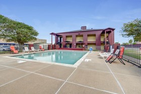 Days Inn by Wyndham College Station University Drive